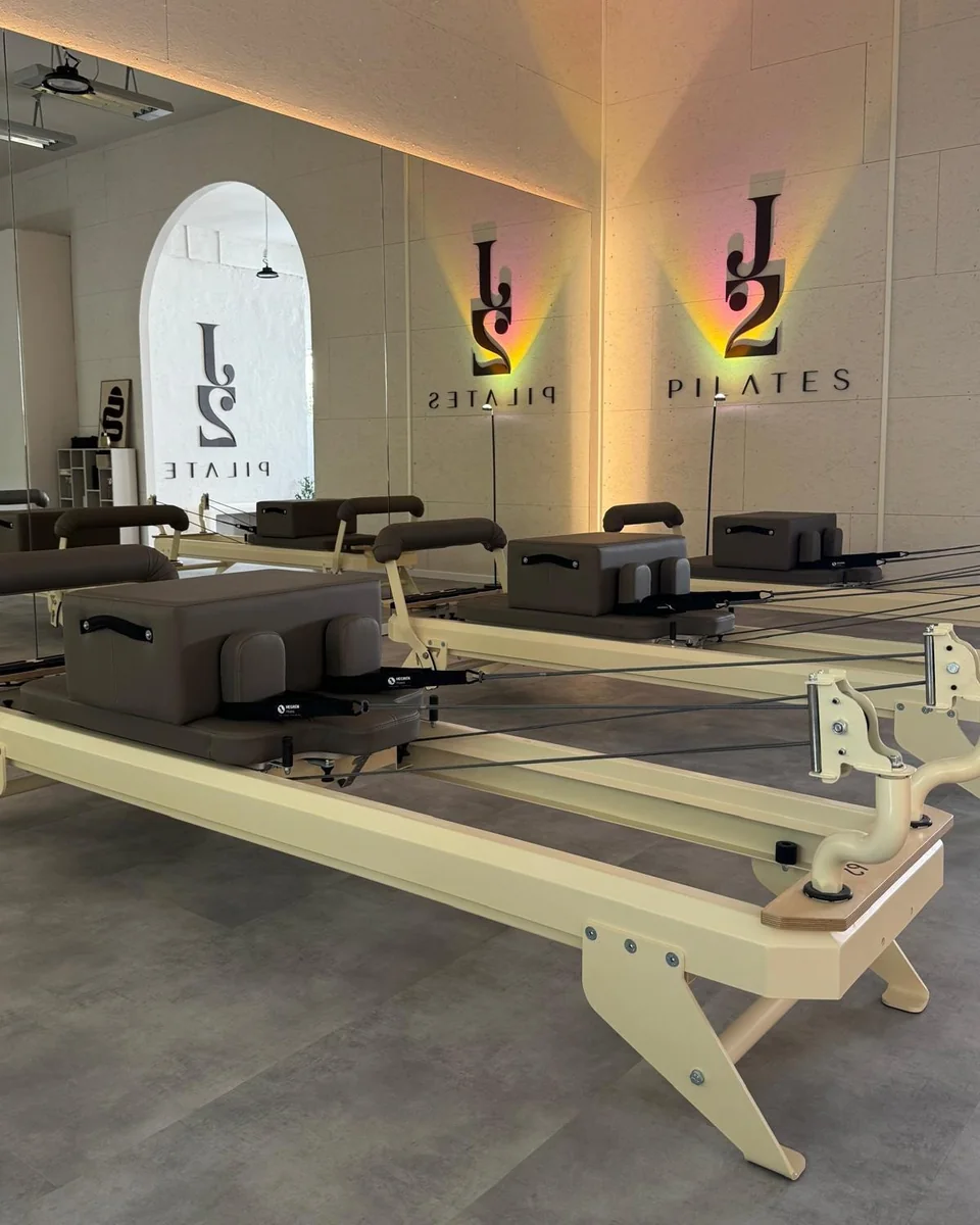 Pilates Reformer Talma 62 vor der J2-Logowand im Studio in Wiesbaden